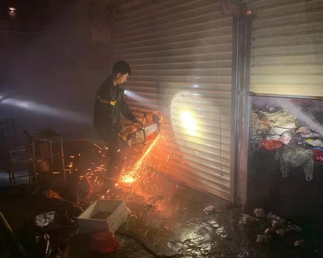 Đắk Lắk: Cháy lớn tại chợ thị xã, 28 ki-ốt bị thiêu rụi - Ảnh 1.