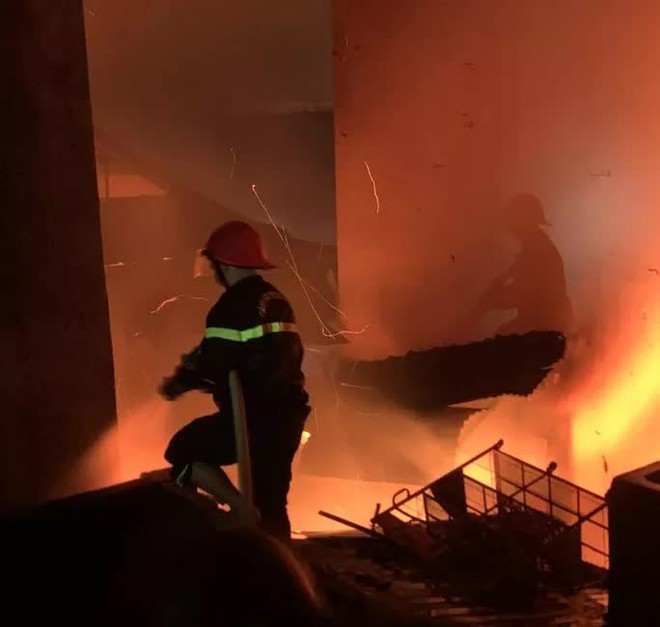 Đắk Lắk: Cháy lớn tại chợ thị xã, 28 ki-ốt bị thiêu rụi - Ảnh 2.