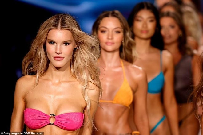 Mẫu ngoại cỡ cụt chân tự tin diễn bikini cùng chân dài Victoria’s Secret Joy Corrigan - Ảnh 1.