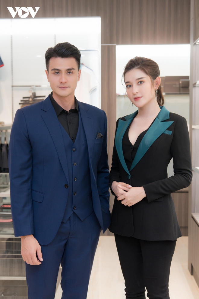 Huyền My kín đáo với phong cách menswear, đọ sắc bên nam thần Vĩnh Thụy - Ảnh 4.