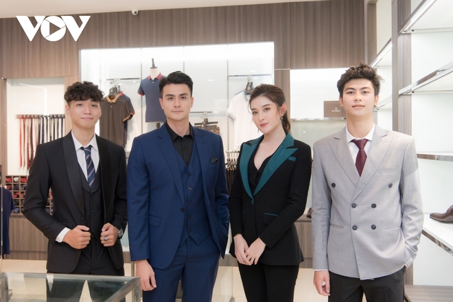 Huyền My kín đáo với phong cách menswear, đọ sắc bên nam thần Vĩnh Thụy - Ảnh 8.