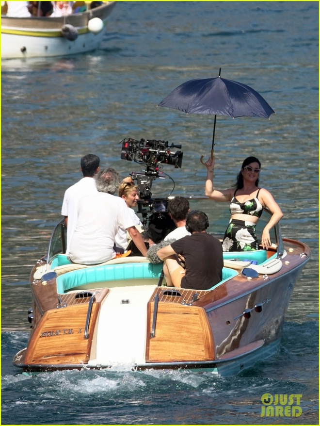 Katy Perry thả dáng quyến rũ trong buổi chụp hình quảng cáo ở Italy - Ảnh 1.