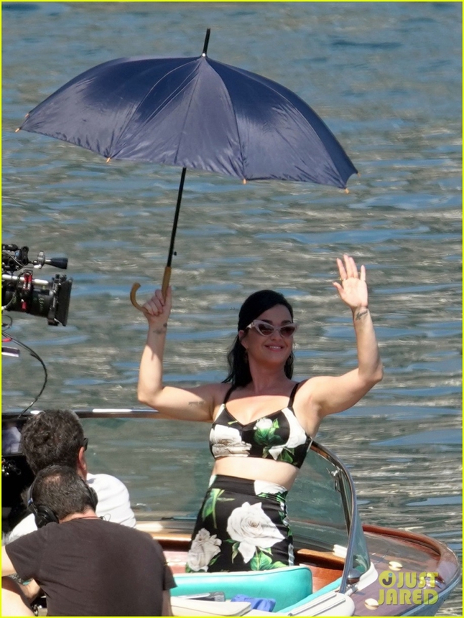Katy Perry thả dáng quyến rũ trong buổi chụp hình quảng cáo ở Italy - Ảnh 2.
