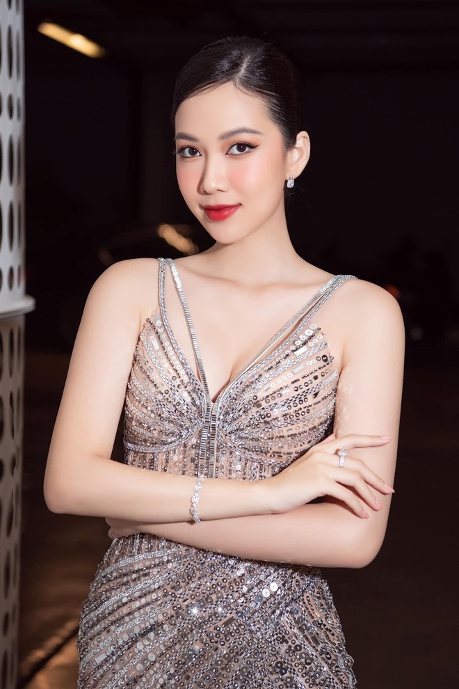 Mỹ nhân có làn da đẹp nhất Hoa hậu Việt Nam 2020 tái xuất nóng bỏng sau lễ ăn hỏi bí mật - Ảnh 2.