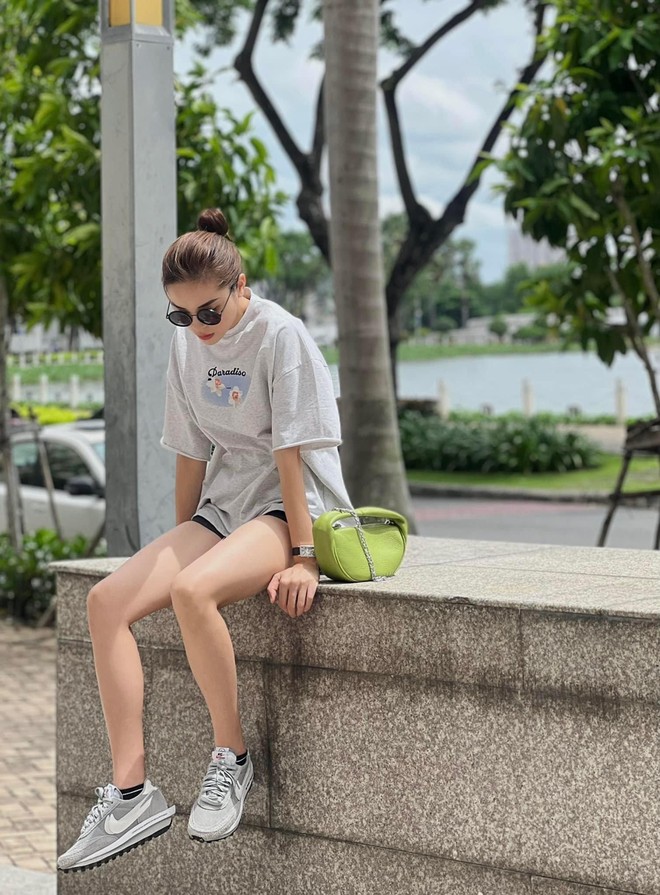 Mỹ nh&acirc;n c&oacute; l&agrave;n da đẹp nhất Hoa hậu Việt Nam 2020 t&aacute;i xuất n&oacute;ng bỏng sau lễ ăn hỏi b&iacute; mật - Ảnh 10.