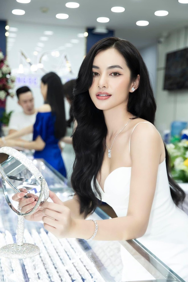 Mỹ nhân có làn da đẹp nhất Hoa hậu Việt Nam 2020 tái xuất nóng bỏng sau lễ ăn hỏi bí mật - Ảnh 12.