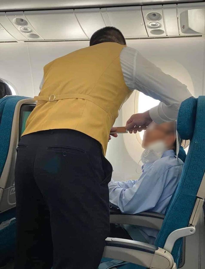 Vụ để “lọt” hành khách mang dao lên máy bay: Nhân viên an ninh bị tạm đình chỉ - Ảnh 1.