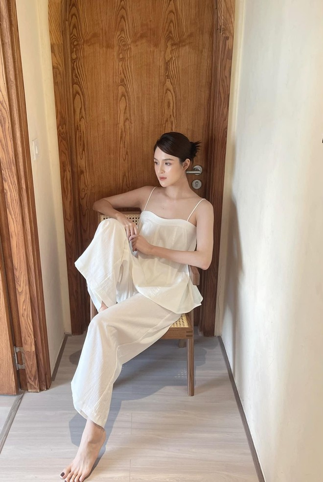 Mỹ nh&acirc;n c&oacute; l&agrave;n da đẹp nhất Hoa hậu Việt Nam 2020 t&aacute;i xuất n&oacute;ng bỏng sau lễ ăn hỏi b&iacute; mật - Ảnh 13.