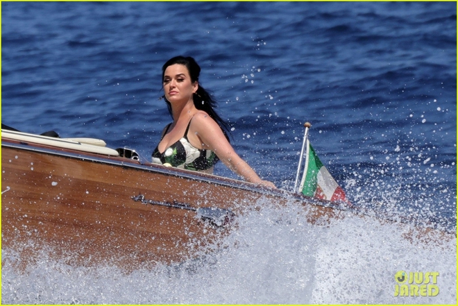 Katy Perry thả dáng quyến rũ trong buổi chụp hình quảng cáo ở Italy - Ảnh 3.
