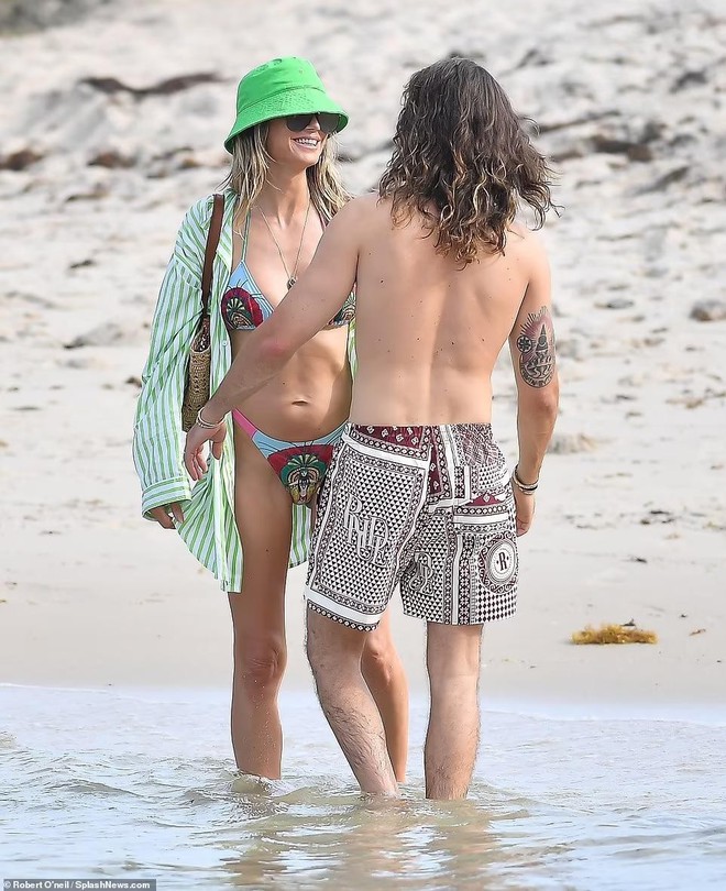Heidi Klum gợi cảm với bikini ở tuổi 49, cùng chồng kém 16 tuổi tình tứ trên bãi biển - Ảnh 5.