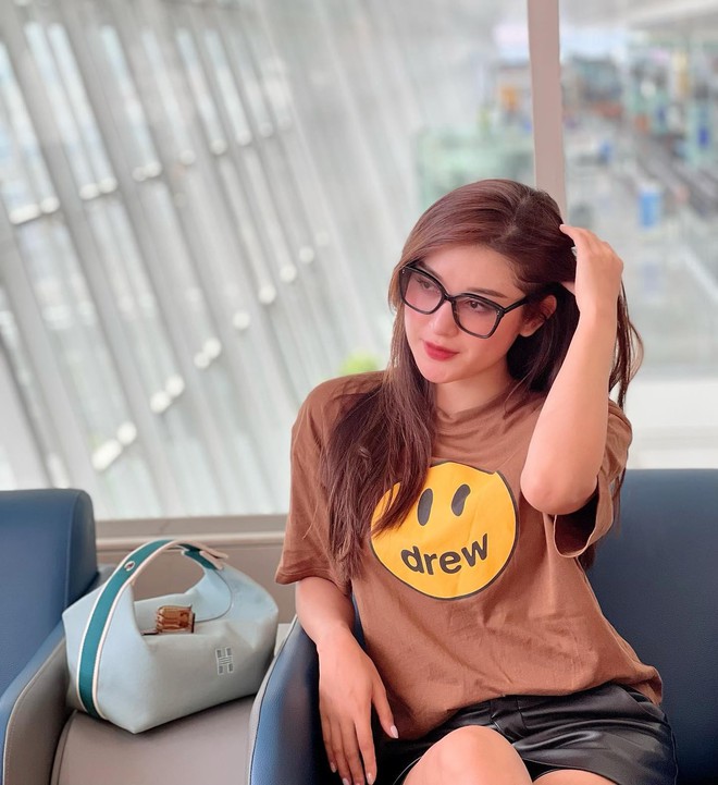 Mỹ nh&acirc;n c&oacute; l&agrave;n da đẹp nhất Hoa hậu Việt Nam 2020 t&aacute;i xuất n&oacute;ng bỏng sau lễ ăn hỏi b&iacute; mật - Ảnh 11.