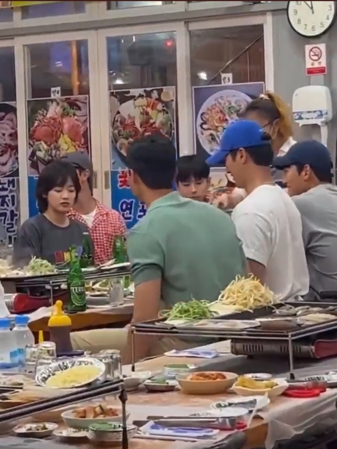 Dậy sóng fan may mắn gặp Park Seo Joon, Ji Chang Wook, Park Bo Gum và cả dàn sao hạng A đi liên hoan, còn chụp được ảnh đắt giá - Ảnh 2. Dậy sóng fan may mắn gặp Park Seo Joon, Ji Chang Wook, Park Bo Gum và cả dàn sao hạng A đi liên hoan, còn chụp được ảnh đắt giá - Ảnh 2.