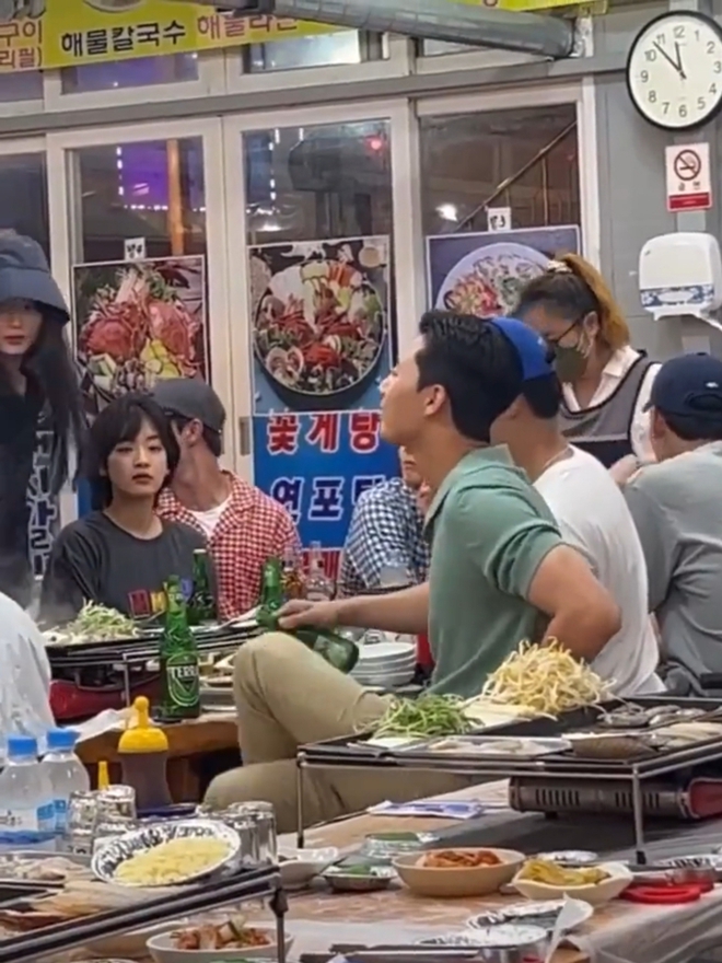 Dậy sóng fan may mắn gặp Park Seo Joon, Ji Chang Wook, Park Bo Gum và cả dàn sao hạng A đi liên hoan, còn chụp được ảnh đắt giá - Ảnh 3. Dậy sóng fan may mắn gặp Park Seo Joon, Ji Chang Wook, Park Bo Gum và cả dàn sao hạng A đi liên hoan, còn chụp được ảnh đắt giá - Ảnh 3.