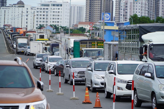 Người dân TP.HCM đổ xô đi du lịch cuối tuần, cao tốc kẹt xe từ sáng đến trưa - Ảnh 6.