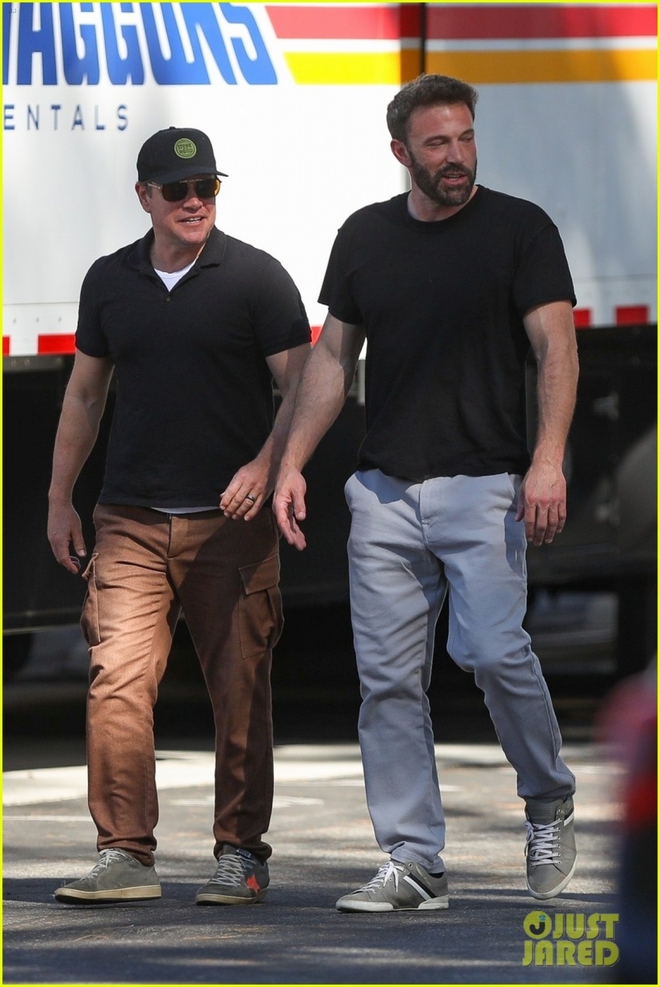 Ben Affleck diện đồ khỏe khoắn, hội ngộ bạn thân Matt Damon trên phim trường - Ảnh 1.