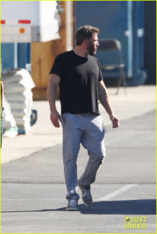 Ben Affleck diện đồ khỏe khoắn, hội ngộ bạn thân Matt Damon trên phim trường - Ảnh 2.