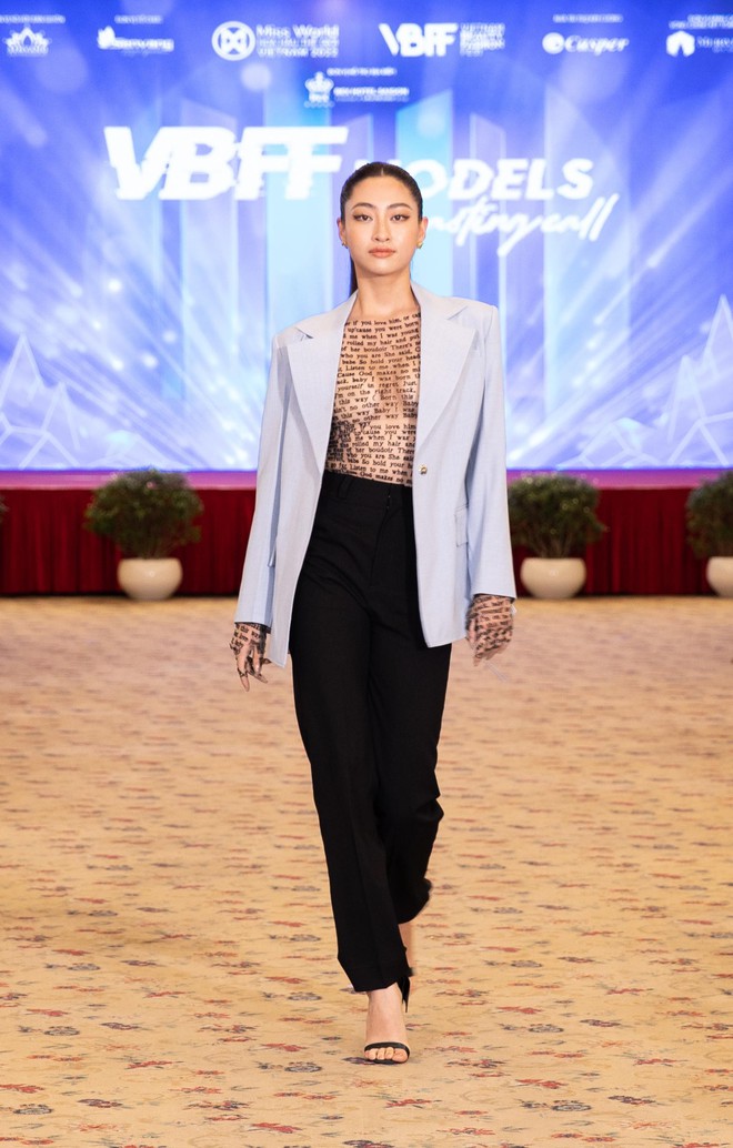 Cùng phối áo xuyên thấu với blazer, Thùy Tiên - Lương Thùy Linh cực nóng bỏng mà vẫn thanh lịch - Ảnh 1.