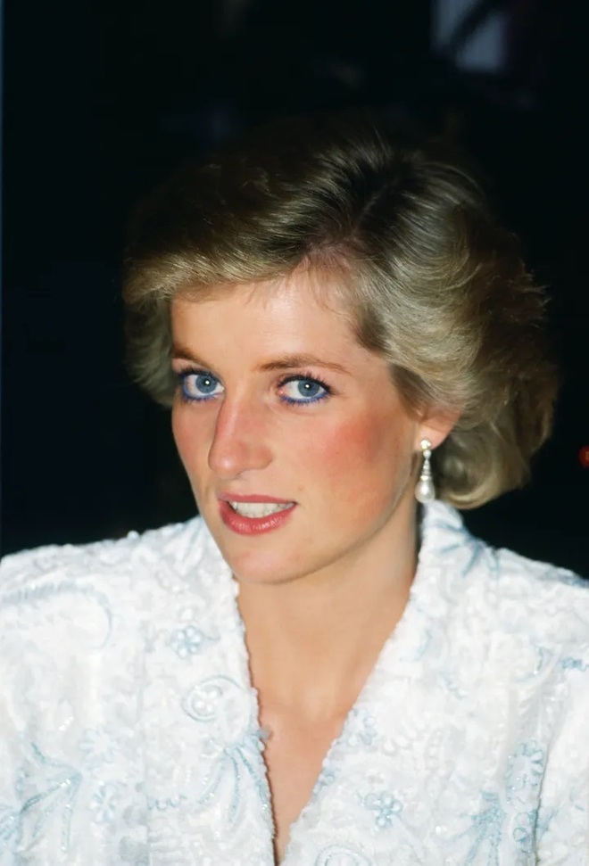 5 lần Công nương Diana bất chấp mà phá vỡ các quy tắc thời trang của hoàng gia - Ảnh 6.