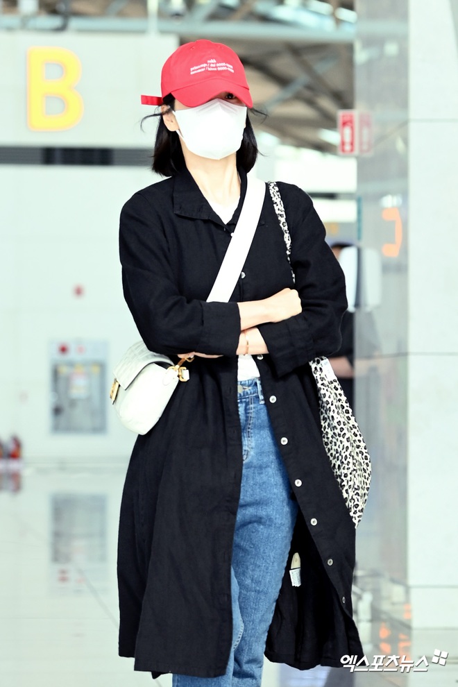 Song Hye Kyo kín mít vẫn đủ sức át nữ thần Irene, quân đoàn mỹ nhân Red Velvet và em gái BTS biến sân bay thành sàn diễn - Ảnh 5.