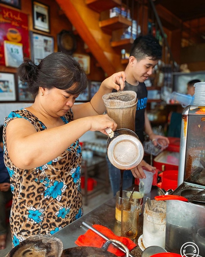 3 quán cafe vợt hơn 60 năm tuổi ở TP.HCM: Hương vị xưa nhưng không cũ, thu hút đông nghẹt khách mỗi sáng - Ảnh 5.