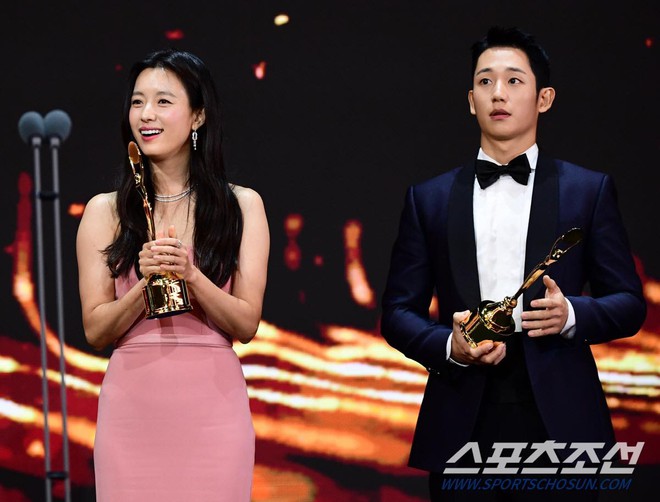 The hottest picture of the Blue Dragon 2022: Jung Hae In and Han Hyo Joo lit the stage, Kang Daniel took pictures of the cast - Photo 2.