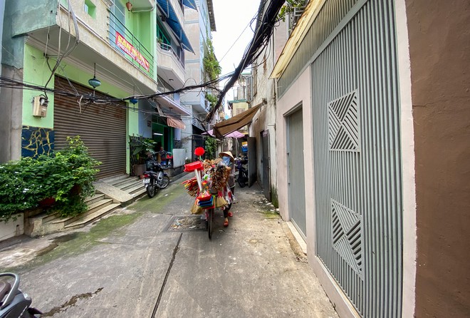 Cận cảnh những con hẻm ở TP.HCM trước v&agrave; sau khi người d&acirc;n hiến đất mở rộng - Ảnh 3.