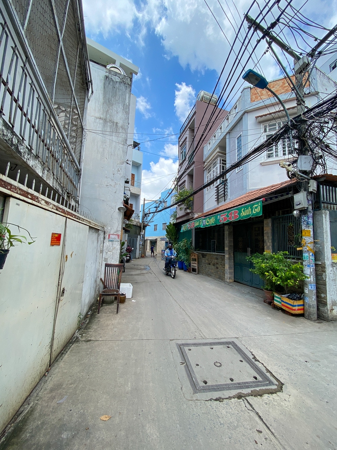 Cận cảnh những con hẻm ở TP.HCM trước v&agrave; sau khi người d&acirc;n hiến đất mở rộng - Ảnh 6.