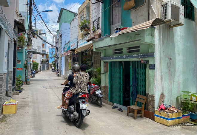 Cận cảnh những con hẻm ở TP.HCM trước v&agrave; sau khi người d&acirc;n hiến đất mở rộng - Ảnh 8.