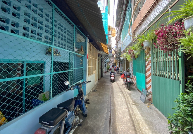 Cận cảnh những con hẻm ở TP.HCM trước v&agrave; sau khi người d&acirc;n hiến đất mở rộng - Ảnh 10.