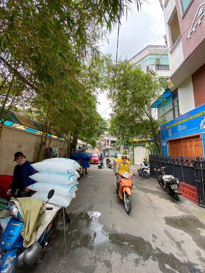 Cận cảnh những con hẻm ở TP.HCM trước v&agrave; sau khi người d&acirc;n hiến đất mở rộng - Ảnh 12.