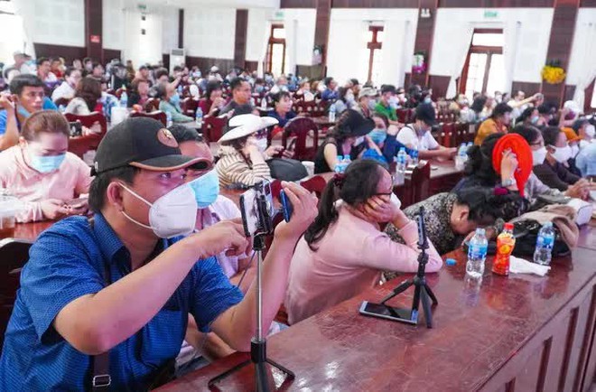 Vụ Tịnh thất Bồng Lai: Hàng trăm người tập trung theo dõi phiên tòa qua màn hình chiếu - Ảnh 2.