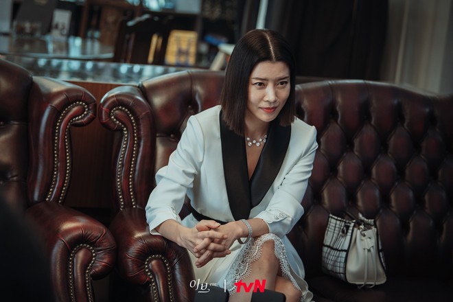 So k&egrave; style ch&iacute;nh thất - tiểu tam trong Eve: Phu nh&acirc;n l&ecirc;n đồ đơn giản m&agrave; sang trọng - Ảnh 7.