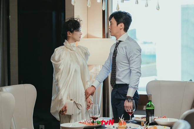 So k&egrave; style ch&iacute;nh thất - tiểu tam trong Eve: Phu nh&acirc;n l&ecirc;n đồ đơn giản m&agrave; sang trọng - Ảnh 5.