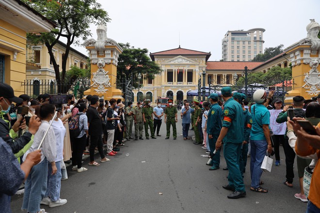 Vụ bé gái 8 tuổi ở TP.HCM bị bạo hành: Luật sư đề nghị trưng cầu giám định thương tích nạn nhân trước ngày tử vong - Ảnh 1.