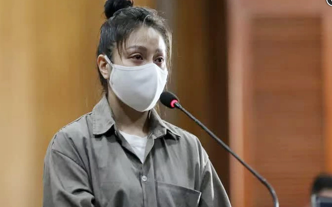 Dì ghẻ bạo hành bé gái 8 tuổi tử vong bật khóc ở tòa: Nước mắt cá sấu! - Ảnh 1.