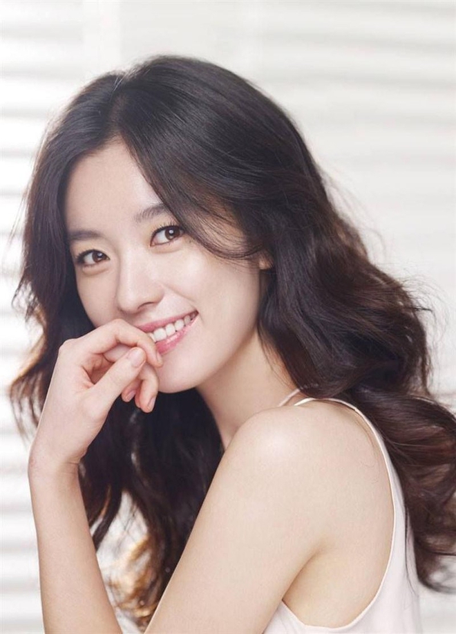 Mỹ nhân cười đẹp nhất xứ Hàn Han Hyo Joo: Từng bị tẩy chay vì hành động của em trai, vướng tin hẹn hò với Kang Dong Won - Ảnh 7.