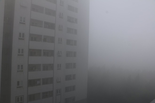 Chùm ảnh: TP.HCM bất ngờ xuất hiện sương mù dày đặc như Đà Lạt vào sáng sớm - Ảnh 3.