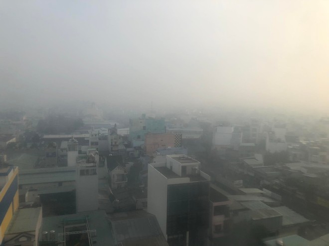 Chùm ảnh: TP.HCM bất ngờ xuất hiện sương mù dày đặc như Đà Lạt vào sáng sớm - Ảnh 5.