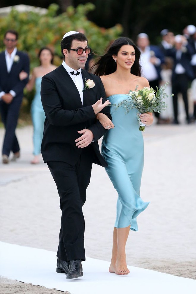 Kendall Jenner luôn là khách mời mặc đẹp nhất mọi lễ cưới, chọn đồ khoe dáng siêu khéo và sang - Ảnh 4.