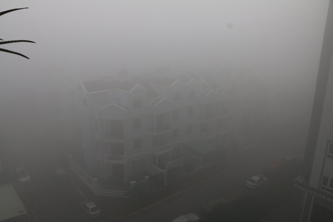 Chùm ảnh: TP.HCM bất ngờ xuất hiện sương mù dày đặc như Đà Lạt vào sáng sớm - Ảnh 2.