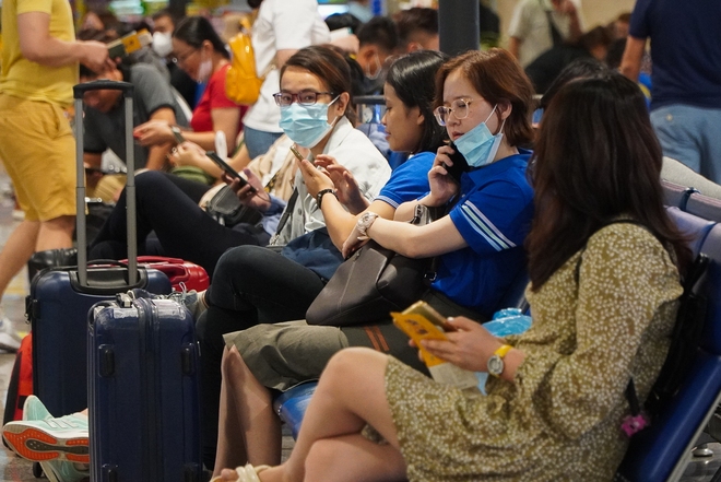 Tân Sơn Nhất những ngày cuối tuần: Mặc giá vé tăng cao, khách du lịch hè ngồi kín ghế chờ - Ảnh 15.