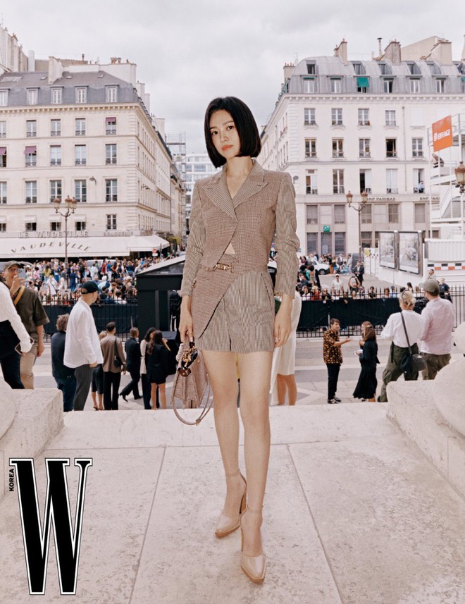 Nữ hoàng nhan sắc đại náo sự kiện ở Pháp thế nào, nhìn Song Hye Kyo đẹp kinh diễm trong bộ ảnh hành trình mới đây là rõ - Ảnh 5.