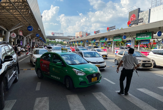 Tân Sơn Nhất những ngày cuối tuần: Mặc giá vé tăng cao, khách du lịch hè ngồi kín ghế chờ - Ảnh 4.