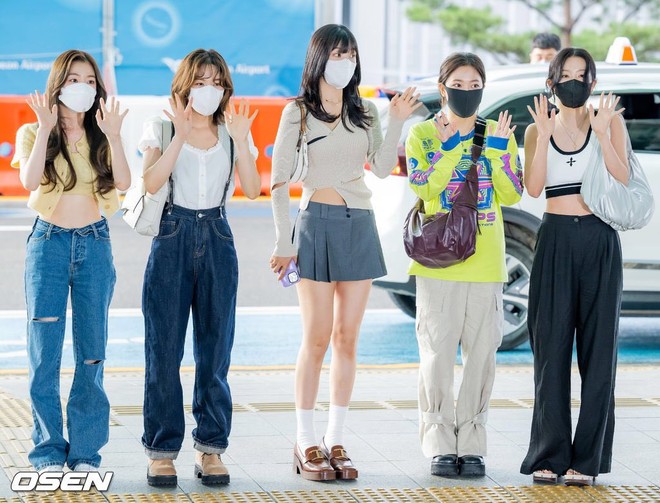 TWICE - Red Velvet rủ nhau đổ bộ sân bay, tạo nên cuộc đọ sắc vóc thể hiện gu thời trang thời thượng - Ảnh 5.