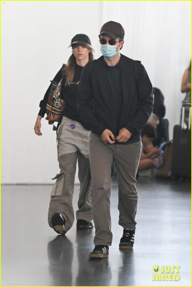 Robert Pattinson và bạn gái lên đồ đồng điệu xuất hiện tại sân bay - Ảnh 1.