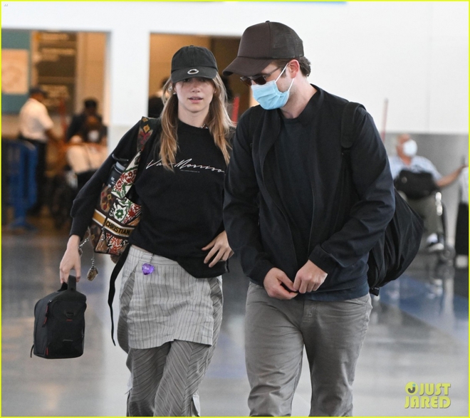 Robert Pattinson và bạn gái lên đồ đồng điệu xuất hiện tại sân bay - Ảnh 3.