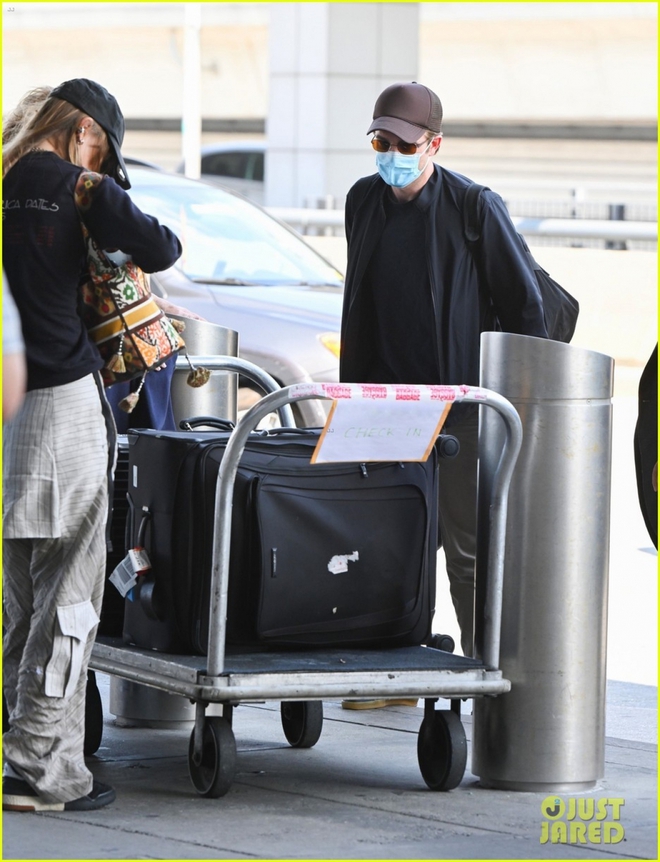 Robert Pattinson và bạn gái lên đồ đồng điệu xuất hiện tại sân bay - Ảnh 4.