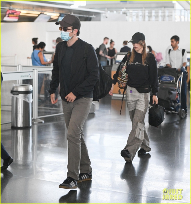 Robert Pattinson và bạn gái lên đồ đồng điệu xuất hiện tại sân bay - Ảnh 5.