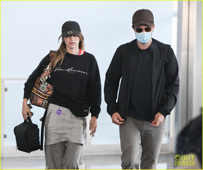 Robert Pattinson và bạn gái lên đồ đồng điệu xuất hiện tại sân bay - Ảnh 6.