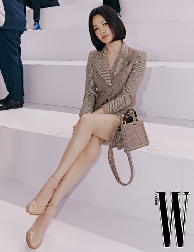 Song Hye Kyo độc thân tuổi 40: Tự tin khoác vai thân mật 1 người đàn ông khác, nhan sắc ngày càng thăng hạng - Ảnh 8.